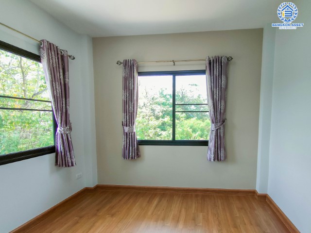 *****บ้านเดี่ยวมือสอง กรุงเทพมหานคร ม.บ้านและสวน2 กาญจนาภิเษก เนื้อที่มากถึง 122 ตร.ว. ฟังก์ชัน 4 ห้องนอน 2 ห้องน้ำ 2 ที่จอดรถ บ้านสร้างใหม่ ไม่เคยเข้าอยู่ มีความเป็นส่วนตัว บนทำเลเยี่ยม ใกล้จุดขึ้นทางด่วน "ศรีรัช" จองด่วน!